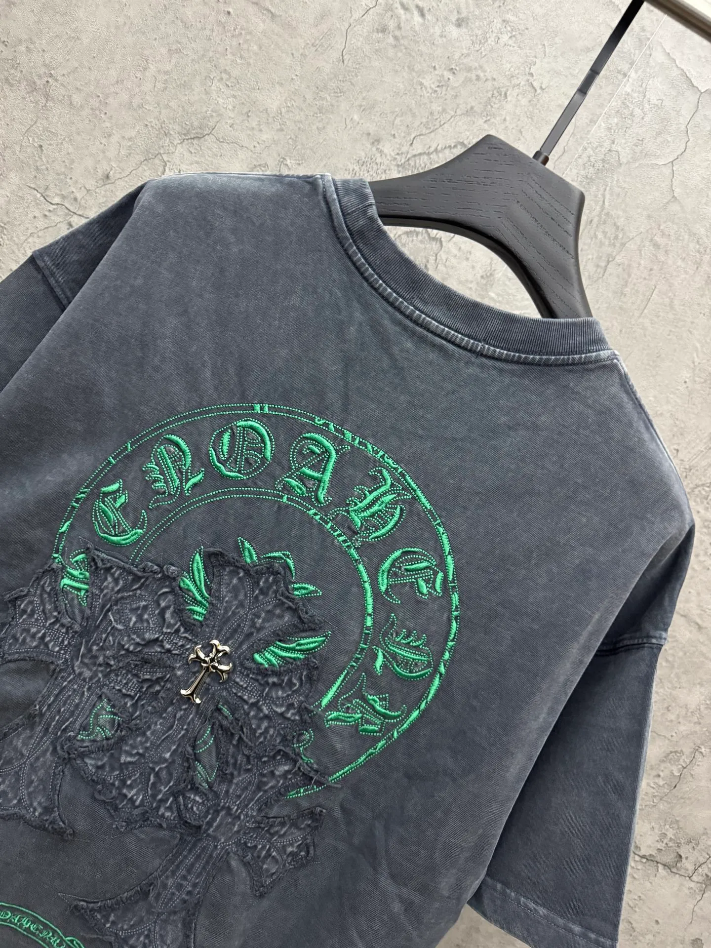 P240 top version, real shot without P, ​​different from market currency) 𝗖𝗵𝗿𝗼𝗺𝗲 𝗛𝗲𝗮𝗿𝘁𝘀/Croxin 2026 spring new original single counter American washed patch embroidered couple short sleeves 👑The highest version! Customized fabric 320 grams, washed and fried. Best-selling model at the counter. Very comfortable to wear. Accessories: Original molded and authenticated collar label➕100% silk wash label. Genuine purchase-grade original hangtag➕matching hanging rope➕3D hanging beads➕original packaging bag. Craftsmanship: The original version has consistent wiring! The highest version of the armhole matching technique! Color: Gray Black Size: S M L XL Style No.: 6616